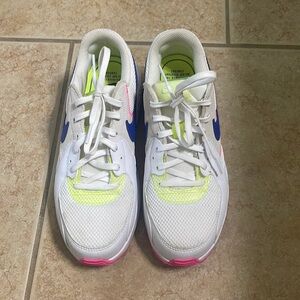 Nike Women's Air Max Excee AMD Trail Running Shoe, White Indigo Burst Pink Blast